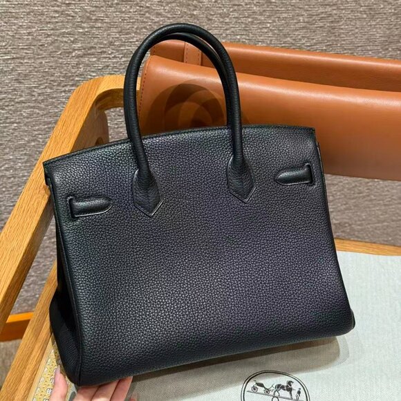 Classic Hermes Bag: A Stylish and Versatile Choice for Elegance - Picture 3 of 6